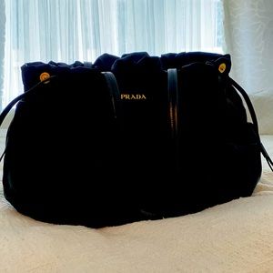 Selling this black Prada tote I bought in 2010.